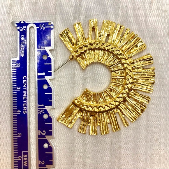 💫Zara Textured Fan Shaped Earrings💫 - Picture 3 of 4